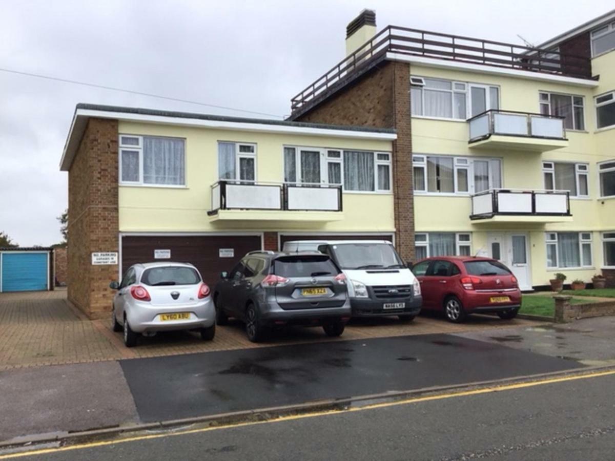 Апартаменты 9 Gunfleet Court Клактон-он-Си Экстерьер фото